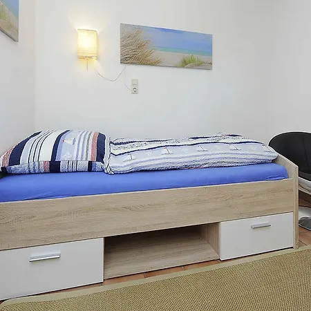 Haus _konteradmiral Eduard Varrent *