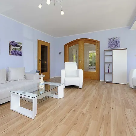 Haus _konteradmiral Eduard Varrent Apartment *