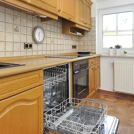 Haus _konteradmiral Eduard Varrent Apartment *