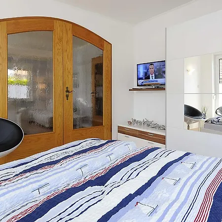 Haus _konteradmiral Eduard Varrent Apartment *