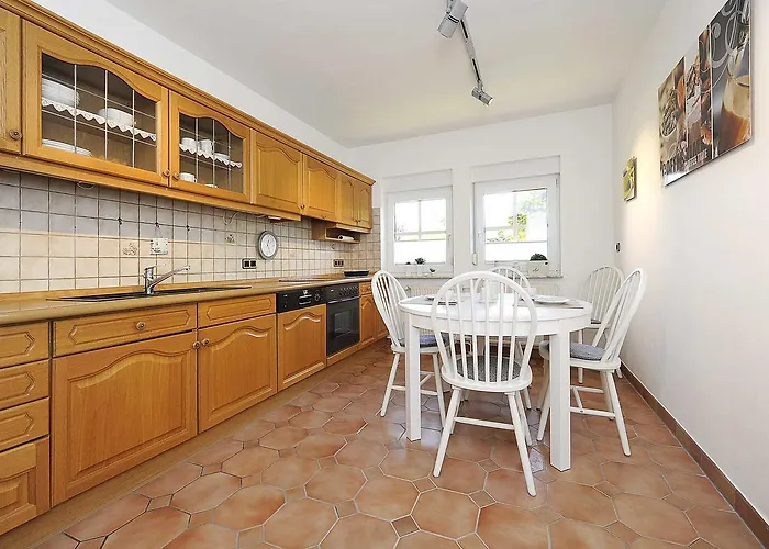 Haus _konteradmiral Eduard Varrent *